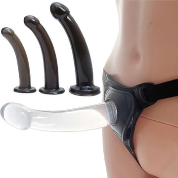 Frau, die einen simulierten Dildo, einen künstlichen Penis, Les-Pulling, Sexspielzeug für Erwachsene, homosexuelle Hilfsmittel trägt