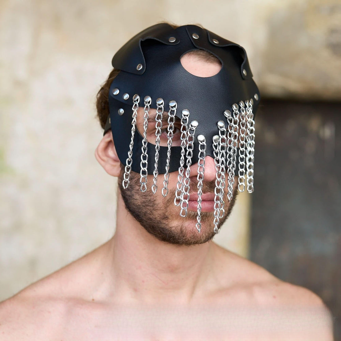 BDSM-Maske mit Ketten