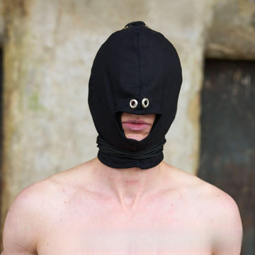 Schwarze BDSM-Maske mit Mundöffnung