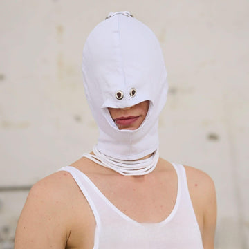 Weiße BDSM-Maske mit Mundöffnung