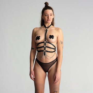 BDSM Ledergeschirr-Outfit