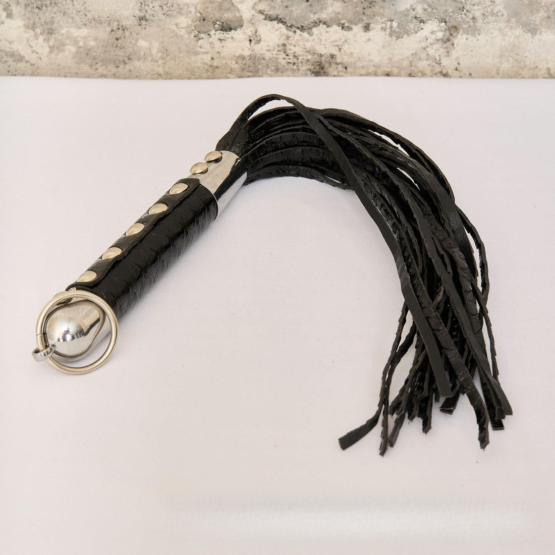 Schwarzer Latex-Flogger
